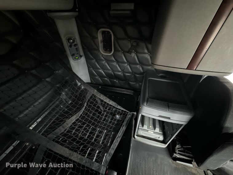 image for item EN5097 2009 Freightliner Columbia semi truck