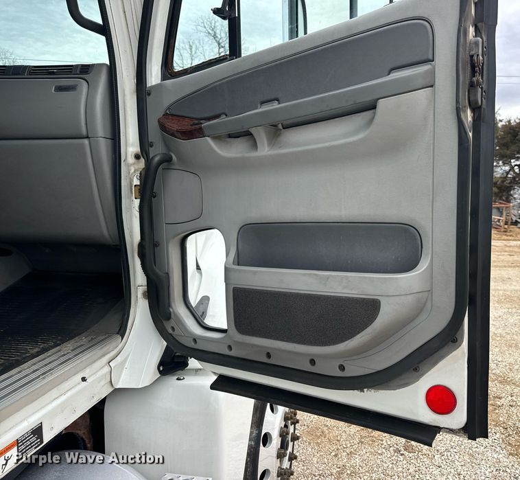 image for item EN5097 2009 Freightliner Columbia semi truck