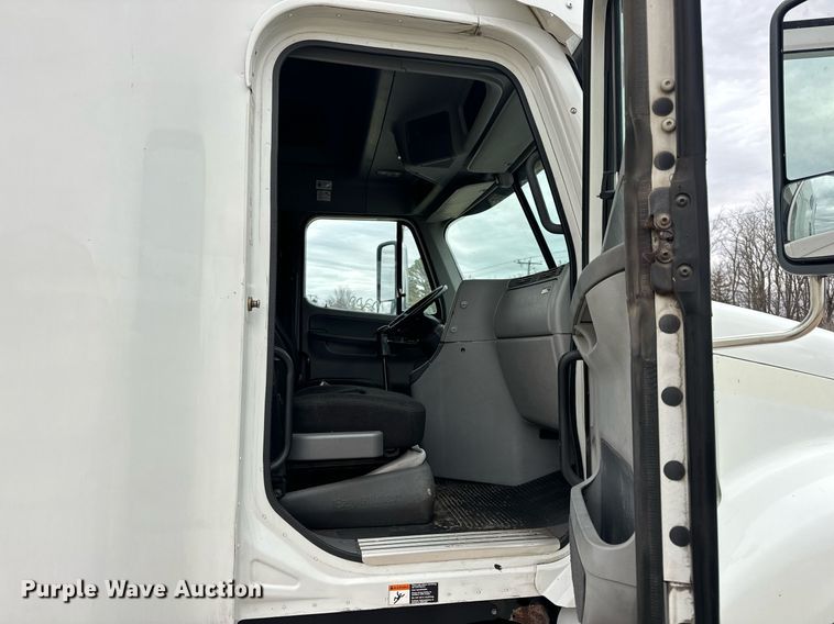 image for item EN5097 2009 Freightliner Columbia semi truck