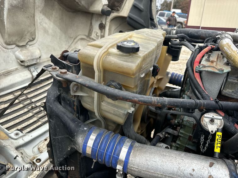 image for item EN5097 2009 Freightliner Columbia semi truck