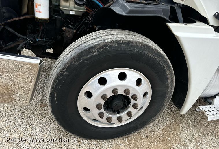 image for item EN5097 2009 Freightliner Columbia semi truck