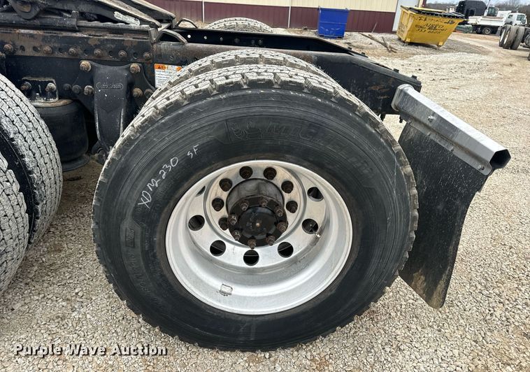 image for item EN5097 2009 Freightliner Columbia semi truck