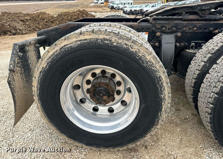 image for item EN5097 2009 Freightliner Columbia semi truck