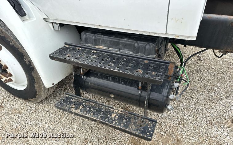 image for item EN5098 2007 International 4400 truck cab and chassis