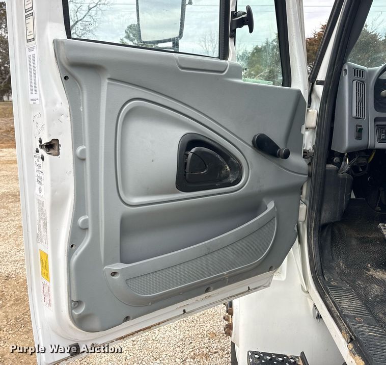 image for item EN5098 2007 International 4400 truck cab and chassis