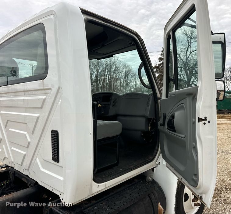 image for item EN5098 2007 International 4400 truck cab and chassis