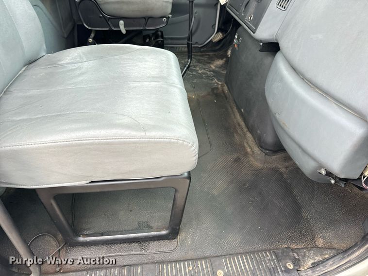 image for item EN5098 2007 International 4400 truck cab and chassis