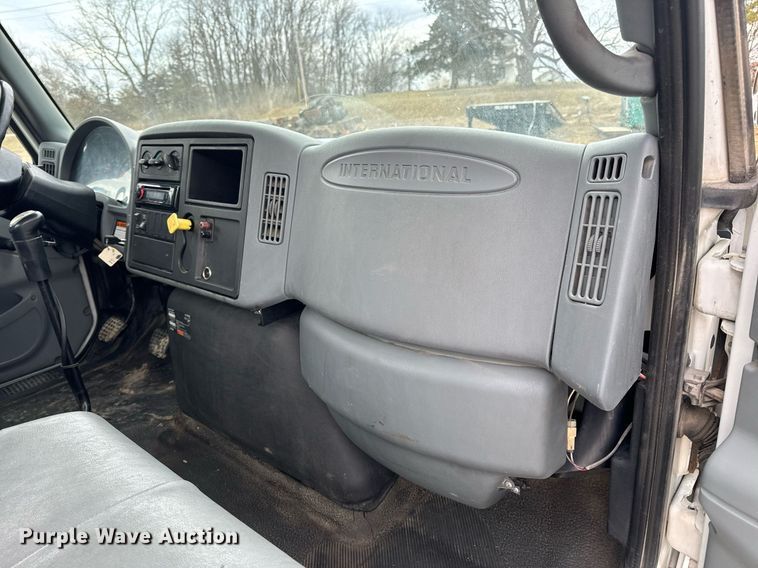 image for item EN5098 2007 International 4400 truck cab and chassis
