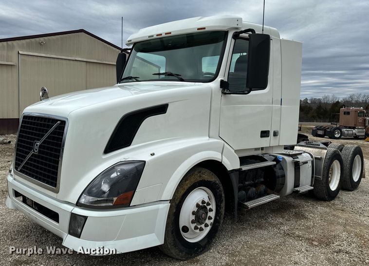 image for item EN5099 2013 Volvo semi truck