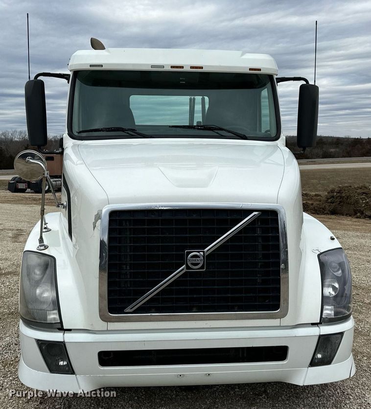 image for item EN5099 2013 Volvo semi truck