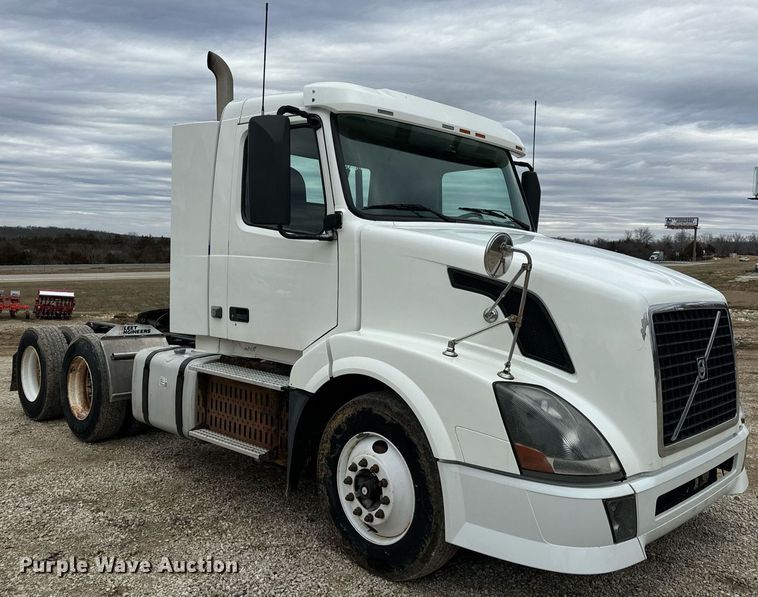 image for item EN5099 2013 Volvo semi truck