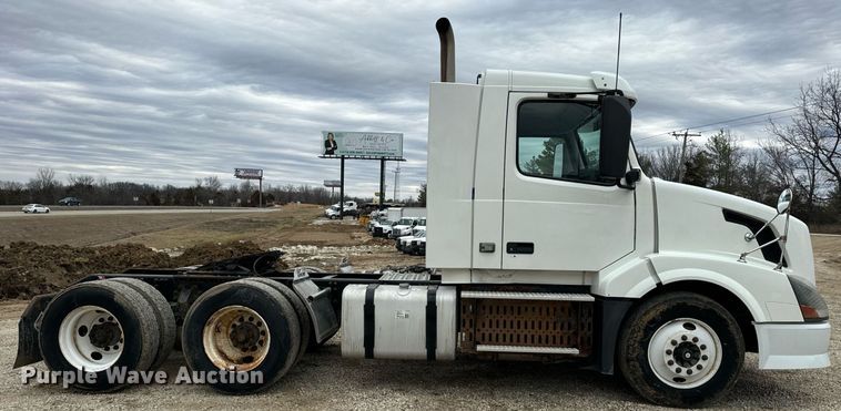 image for item EN5099 2013 Volvo semi truck
