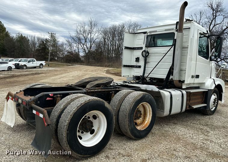 image for item EN5099 2013 Volvo semi truck