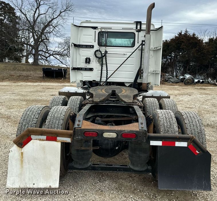 image for item EN5099 2013 Volvo semi truck