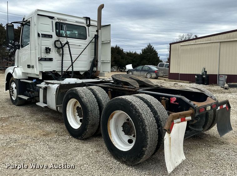 image for item EN5099 2013 Volvo semi truck