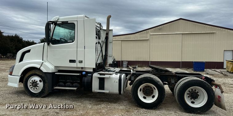 image for item EN5099 2013 Volvo semi truck