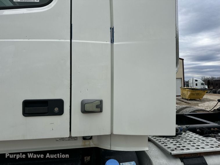 image for item EN5099 2013 Volvo semi truck