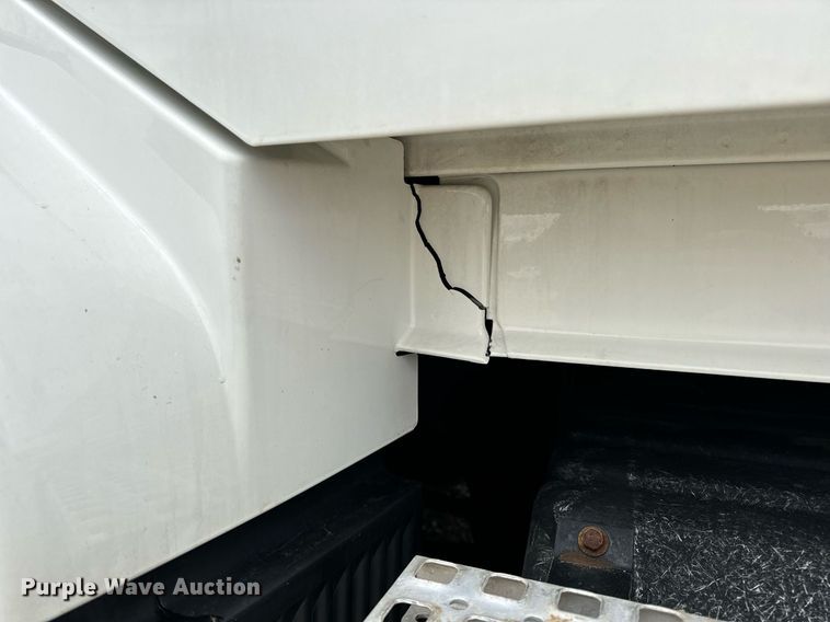 image for item EN5099 2013 Volvo semi truck