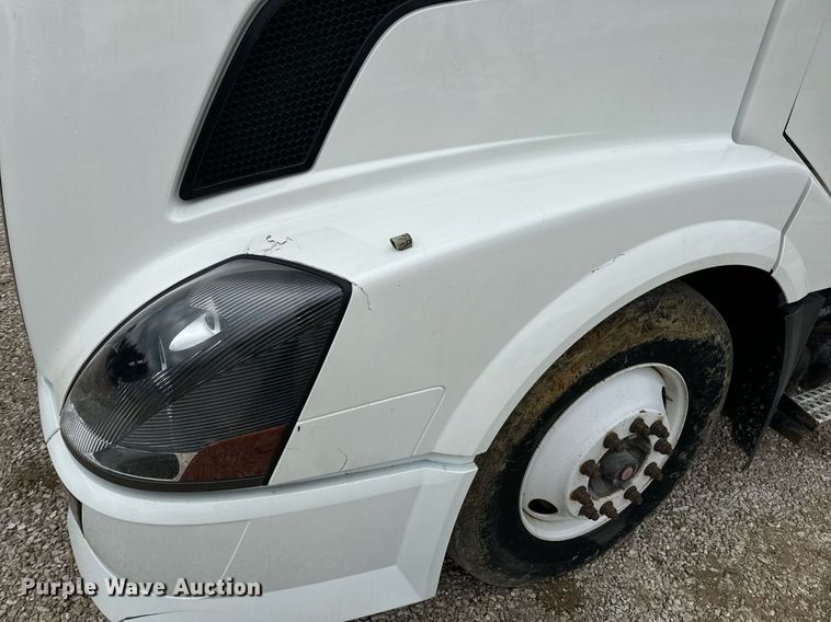 image for item EN5099 2013 Volvo semi truck