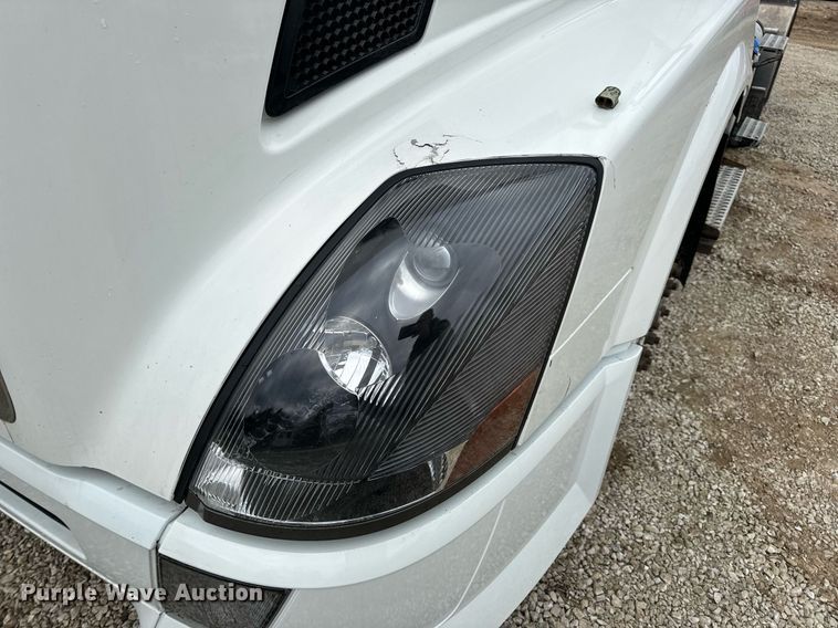 image for item EN5099 2013 Volvo semi truck