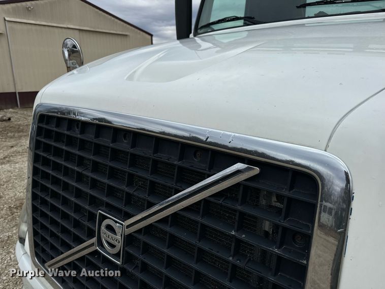 image for item EN5099 2013 Volvo semi truck