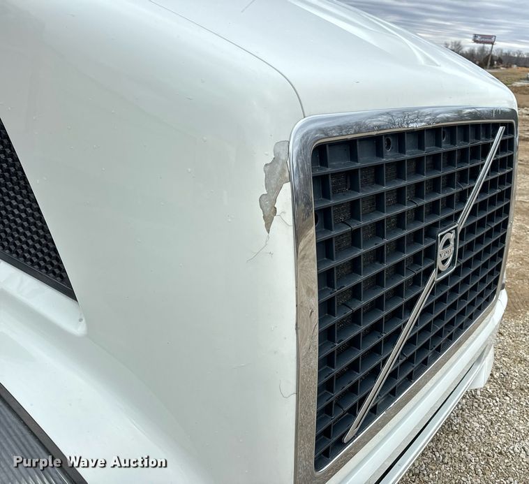 image for item EN5099 2013 Volvo semi truck