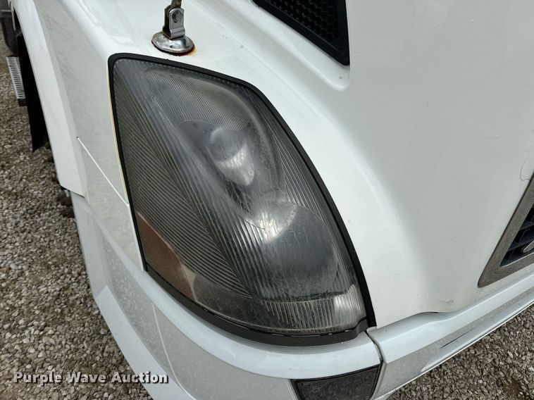 image for item EN5099 2013 Volvo semi truck