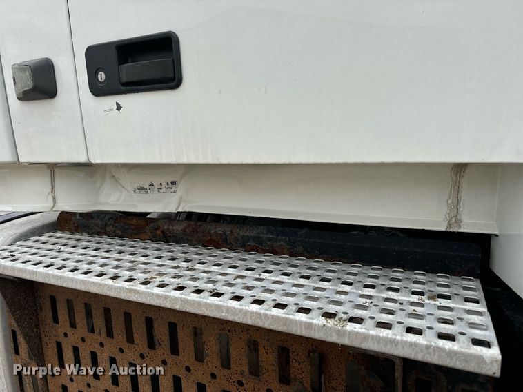 image for item EN5099 2013 Volvo semi truck