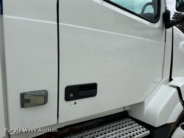 image for item EN5099 2013 Volvo semi truck