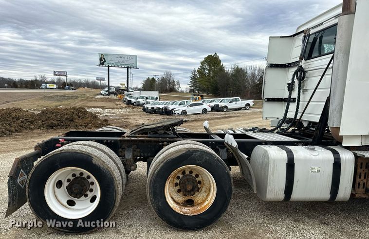 image for item EN5099 2013 Volvo semi truck