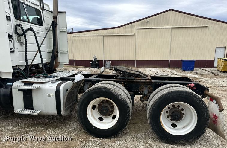 image for item EN5099 2013 Volvo semi truck