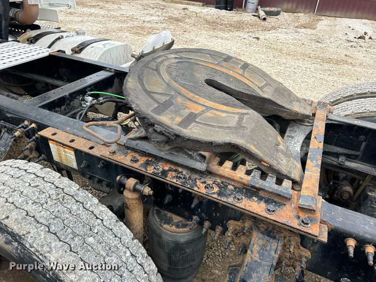 image for item EN5099 2013 Volvo semi truck