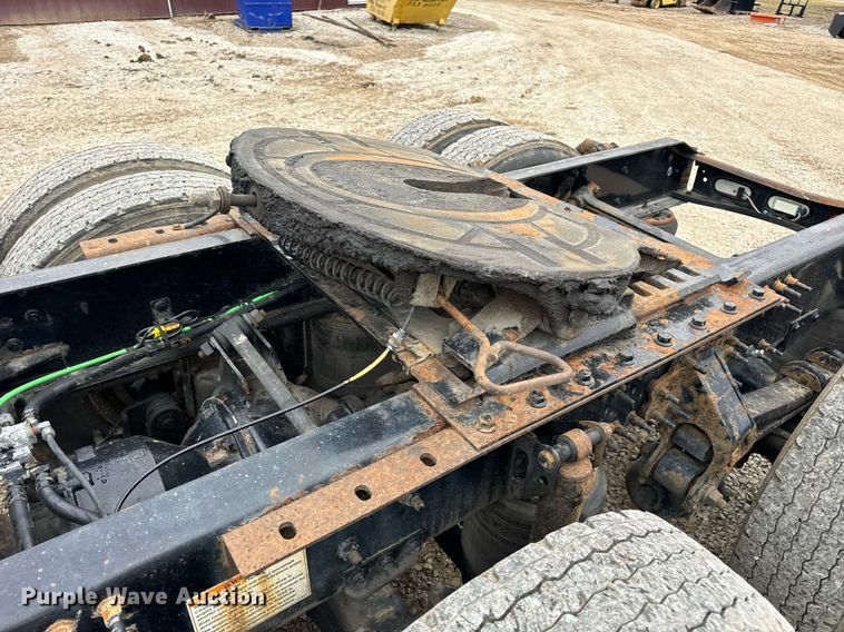 image for item EN5099 2013 Volvo semi truck