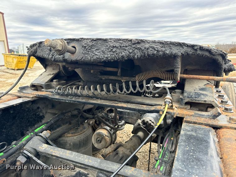 image for item EN5099 2013 Volvo semi truck