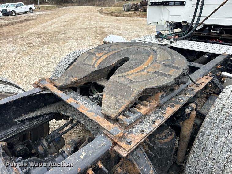 image for item EN5099 2013 Volvo semi truck