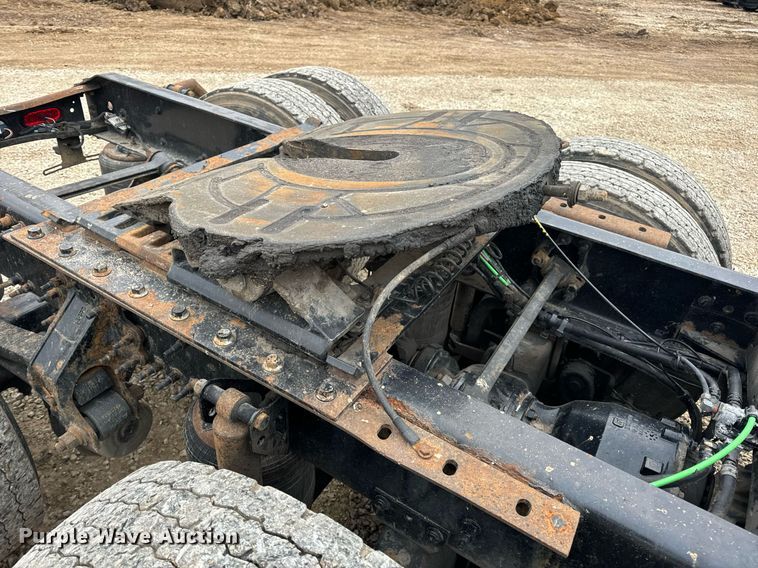 image for item EN5099 2013 Volvo semi truck