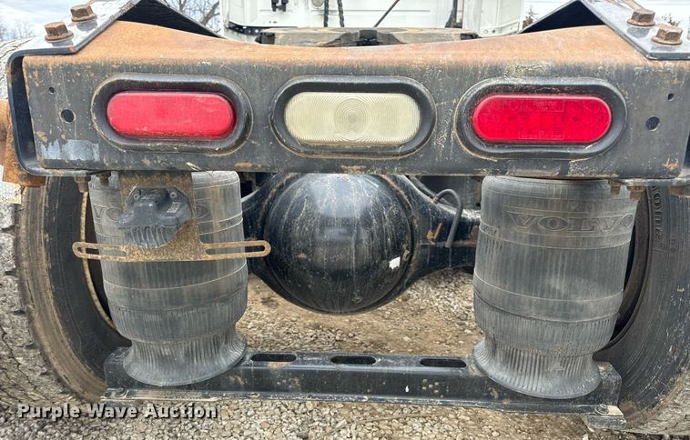 image for item EN5099 2013 Volvo semi truck