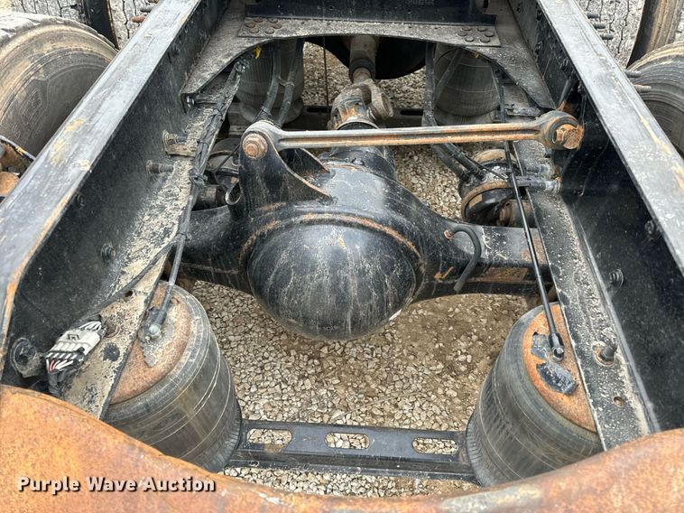 image for item EN5099 2013 Volvo semi truck