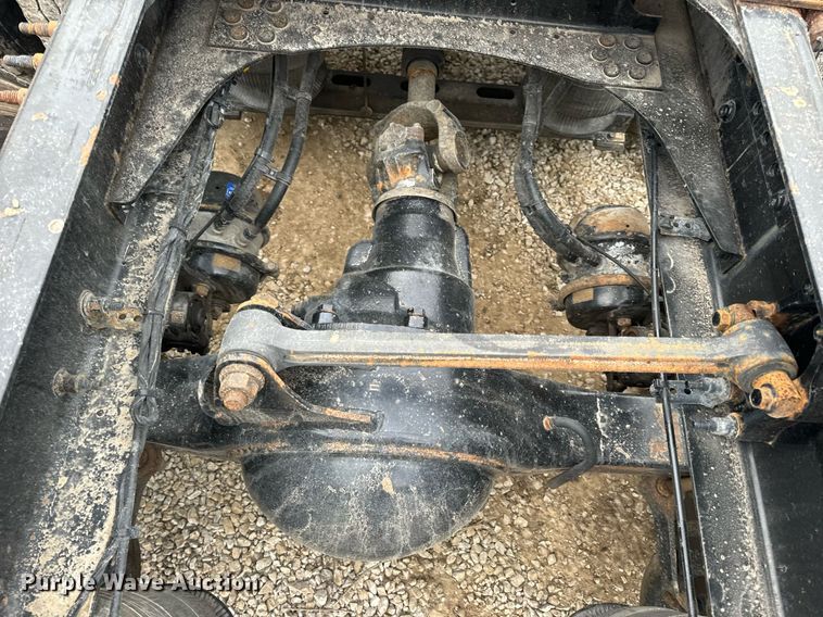 image for item EN5099 2013 Volvo semi truck