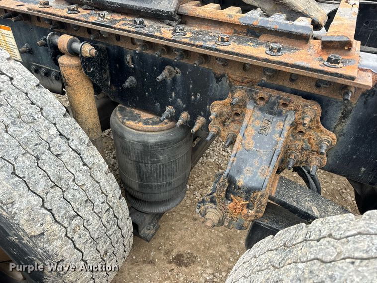 image for item EN5099 2013 Volvo semi truck