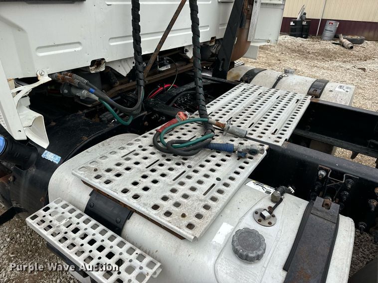 image for item EN5099 2013 Volvo semi truck