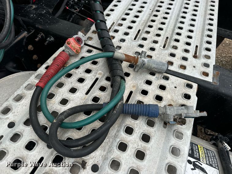 image for item EN5099 2013 Volvo semi truck