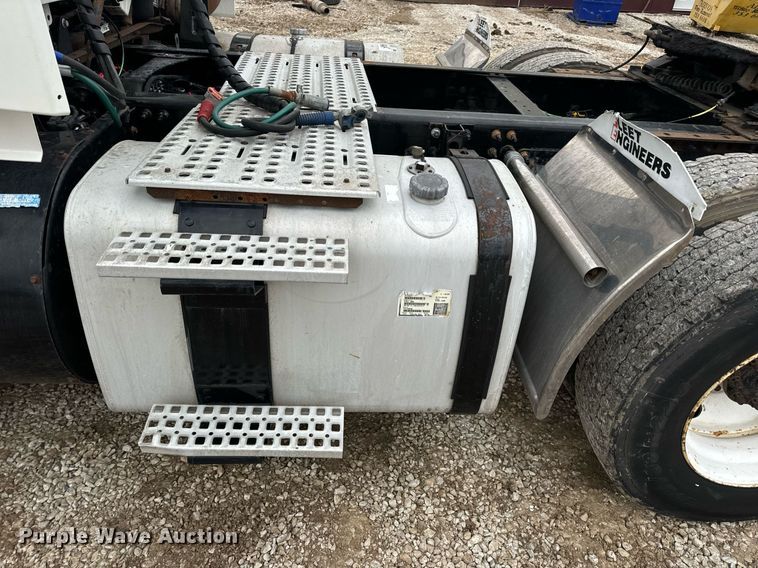 image for item EN5099 2013 Volvo semi truck