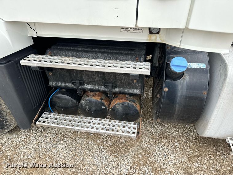 image for item EN5099 2013 Volvo semi truck