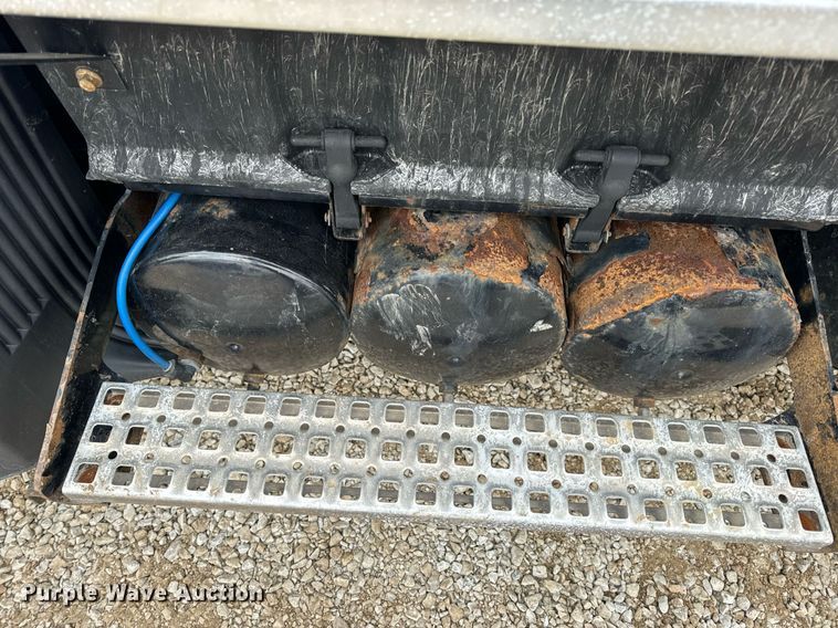 image for item EN5099 2013 Volvo semi truck