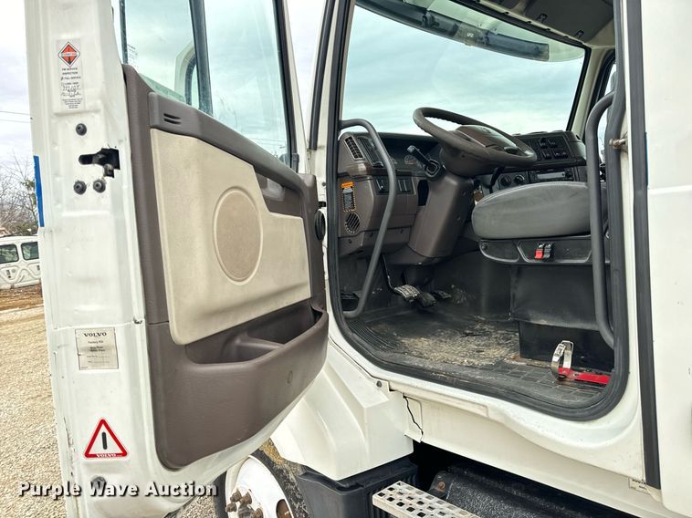 image for item EN5099 2013 Volvo semi truck