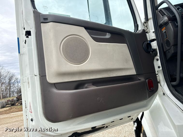 image for item EN5099 2013 Volvo semi truck