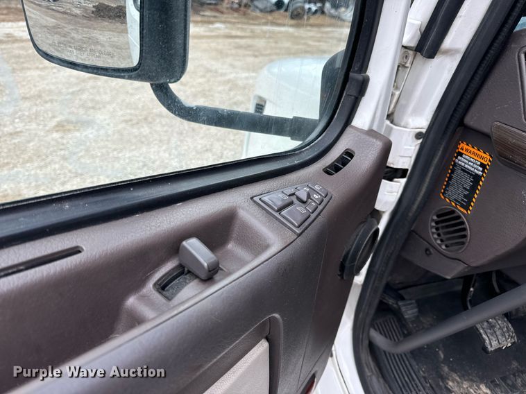 image for item EN5099 2013 Volvo semi truck