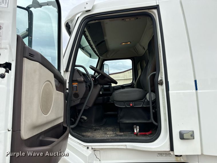 image for item EN5099 2013 Volvo semi truck