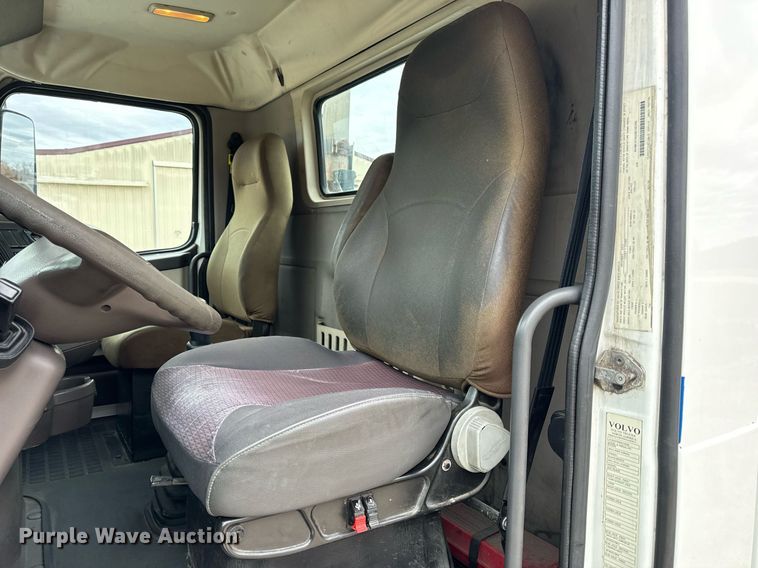 image for item EN5099 2013 Volvo semi truck